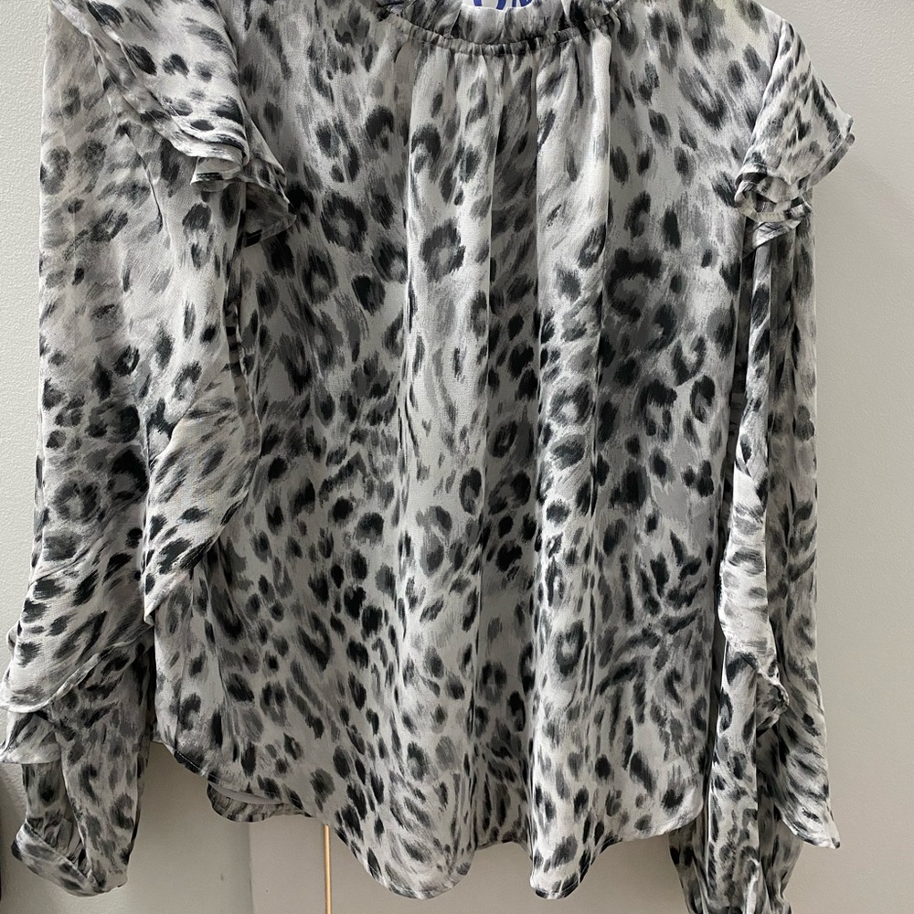 XS Petite blouse in print, excellent condition.